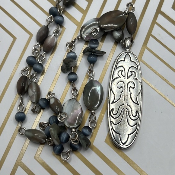 Reversible Worthington Shell Necklace. - Picture 7 of 7